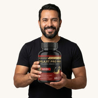 Hombre con energía sosteniendo Shilajit Pro Max